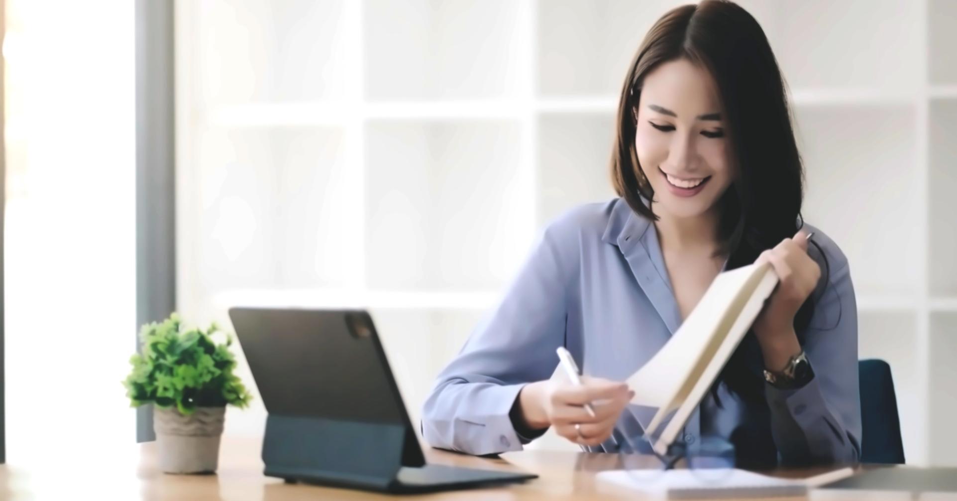 Equipo de ivoiavuvayra trabajando en análisis financiero y modelado de escenarios